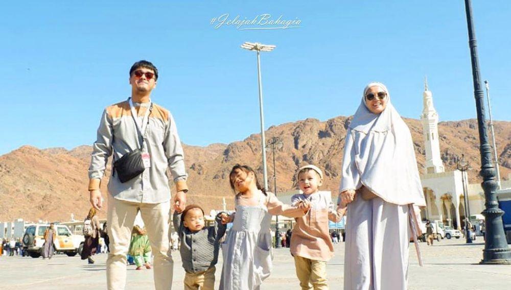 Boyong Tiga Buah Hati Umrah, 10 Momen Kompak Ricky Harun dan Herfiza