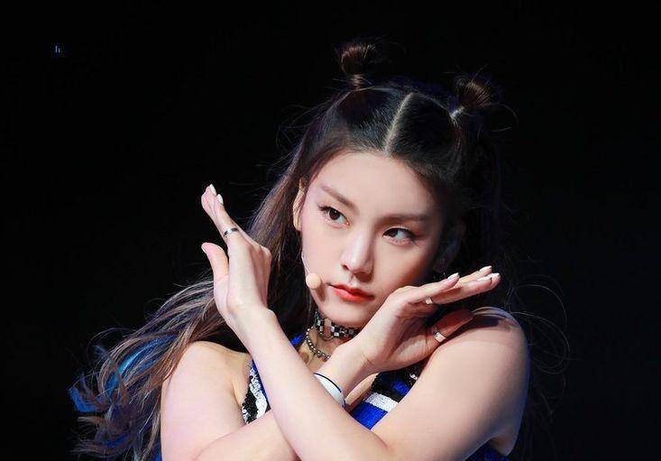 10 potret leader itzy hwang yeji, auranya kuat!