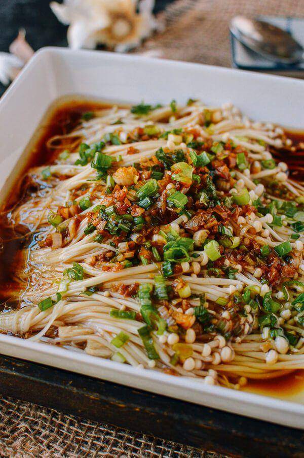 Contoh olahan jamur enoki (thewoksoflife.com)