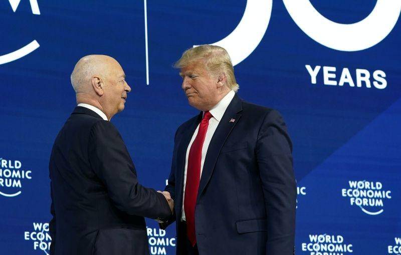 Presiden Amerika Serikat Donald Trump berjabat tangan dengan pendiri World Economic Forum Klaus Schwab saat ia tiba untuk memberikan pidato dalam pertemuan tahunan World Economic Forum (WEF) ke-50 di Davos, Swiss, pada 21 Januari 2020. (ANTARA FOTO/REUTERS/Denis Balibouse)