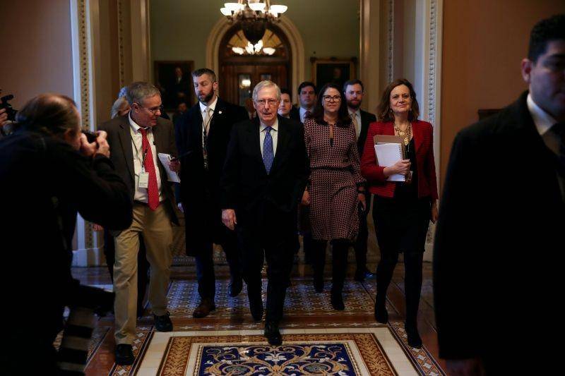 Ketua Senat Mayoritas Amerika Serikat Mitch McConnell kembali ke kantornya setelah pidato di ruang Senat US Capitol di Washington, Amerika Serikat, pada 19 Desember 2019. ANTARA FOTO/REUTERS/Jonathan Ernst
