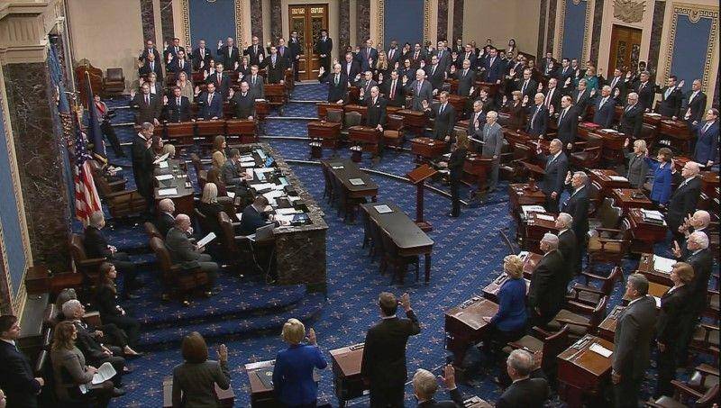 Ketua Mahkamah Agung Amerika Serikat John Roberts mengambil sumpah para senator saat permulaan prosedur sidang pemakzulan Senat terhadap Presiden Amerika Serikat Donald Trump, terlihat dalam sebuah gambar video di Ruang Senat di US Capitol, Washington, Amerika Serikat, pada 16 Januari 2020. ANTARA FOTO/REUTERS/U.S. Senate TV/Handout via Reuters