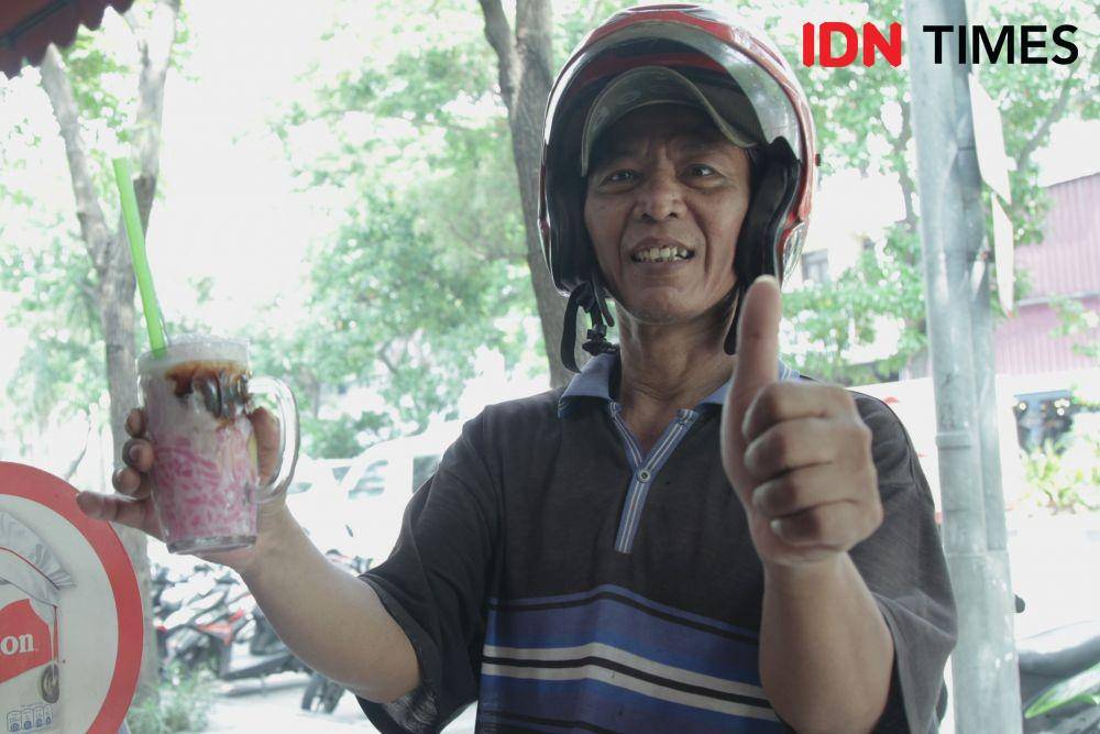 Potret salah satu pembeli Es Dawet Kudus Cak Minto. (IDN Times/Reza Iqbal)