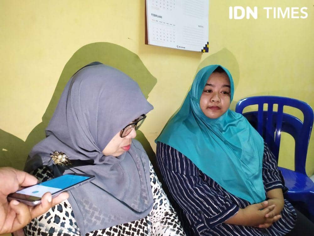Tri dan Marlina di hadapan sejumlah wartawan yang mengajukan tanya mengenai Yusuf di Mapolsek Samarinda Ulu (IDN Times/Yuda Almerio)