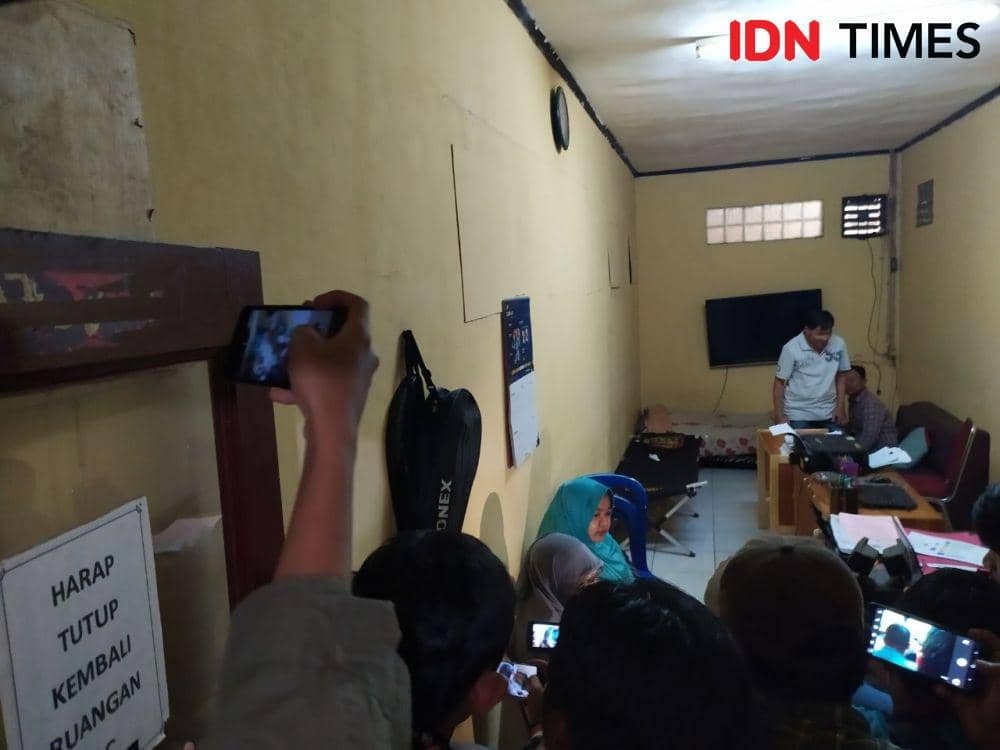 Sri Supramayanti dan Marlina di ruang penyidik Mapolsek Samarinda Ulu (IDN Times/Yuda Almerio)