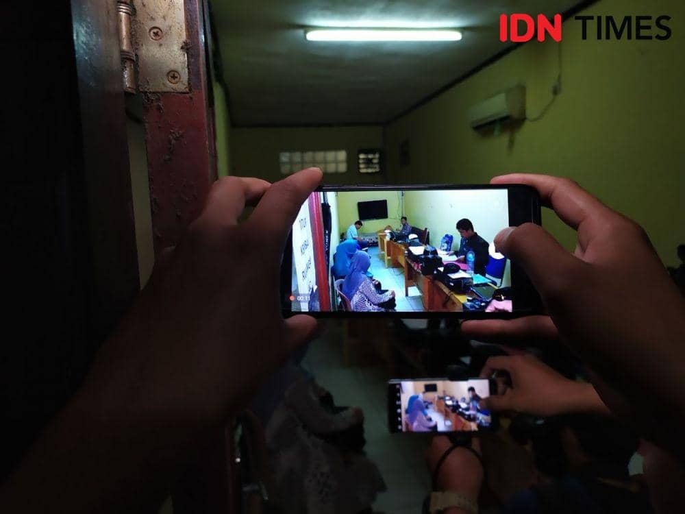 Sri Supramayanti dan Marlina di ruang penyidik Mapolsek Samarinda Ulu (IDN Times/Yuda Almerio)