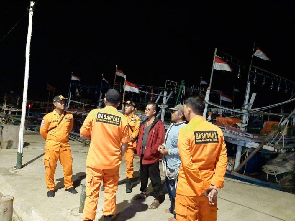 Tim rescue Pos SAR diterjunkan untuk pencarian korban ABK tenggelam di perairan Indramayu. (Istimewa)