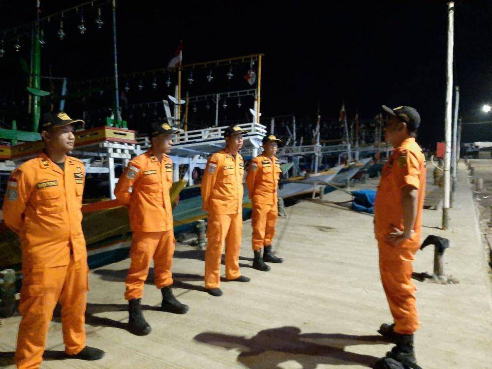 Tim Rescue Pos SAR diterjunkan untuk pencarian korban nelayan tenggelam di perairan Indramayu. (Istimewa)