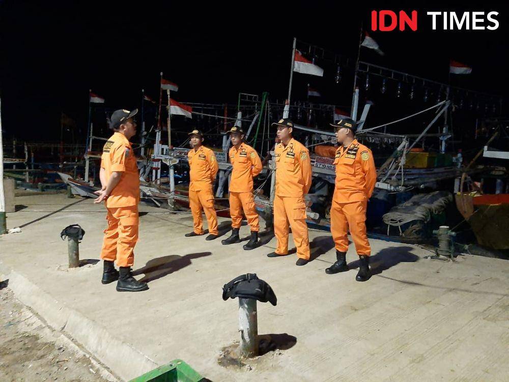 Tim Rescue Pos SAR diterjunkan untuk pencarian nelayan korban tenggelam di perairan Indramayu. (Istimewa)
