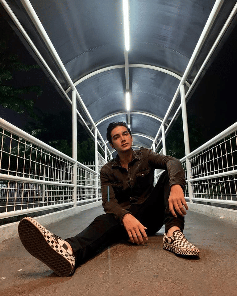 10 Potret Gagah Junior Roberts, Tidak Kalah Memikat dari Artis Korea