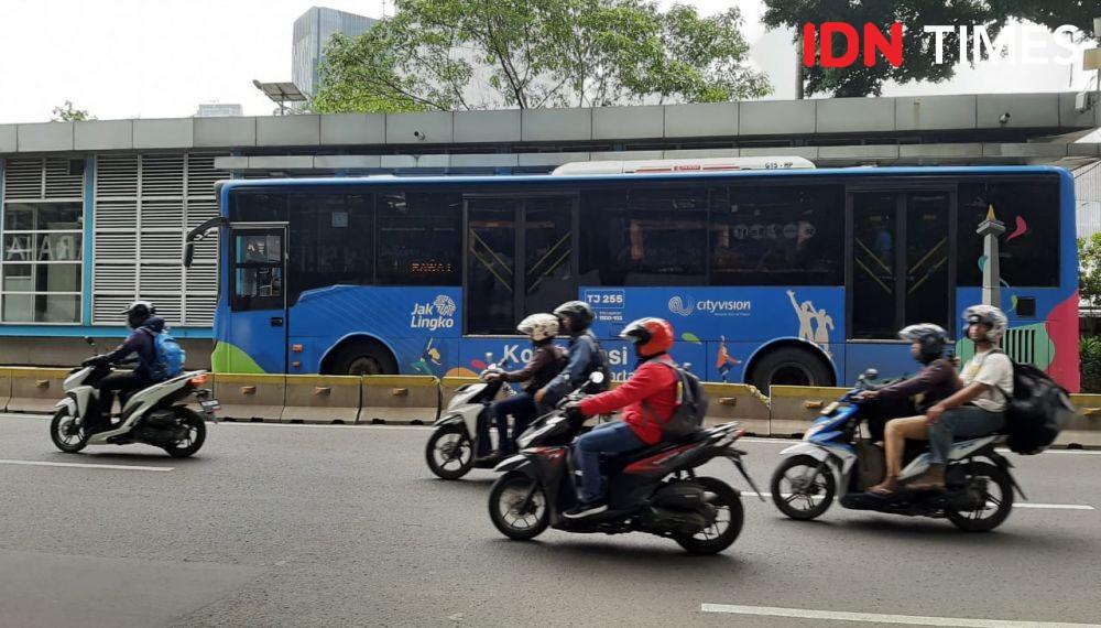Angkot Tabrak Bus Transjakarta, Seluruh Penumpang Dievakuasi