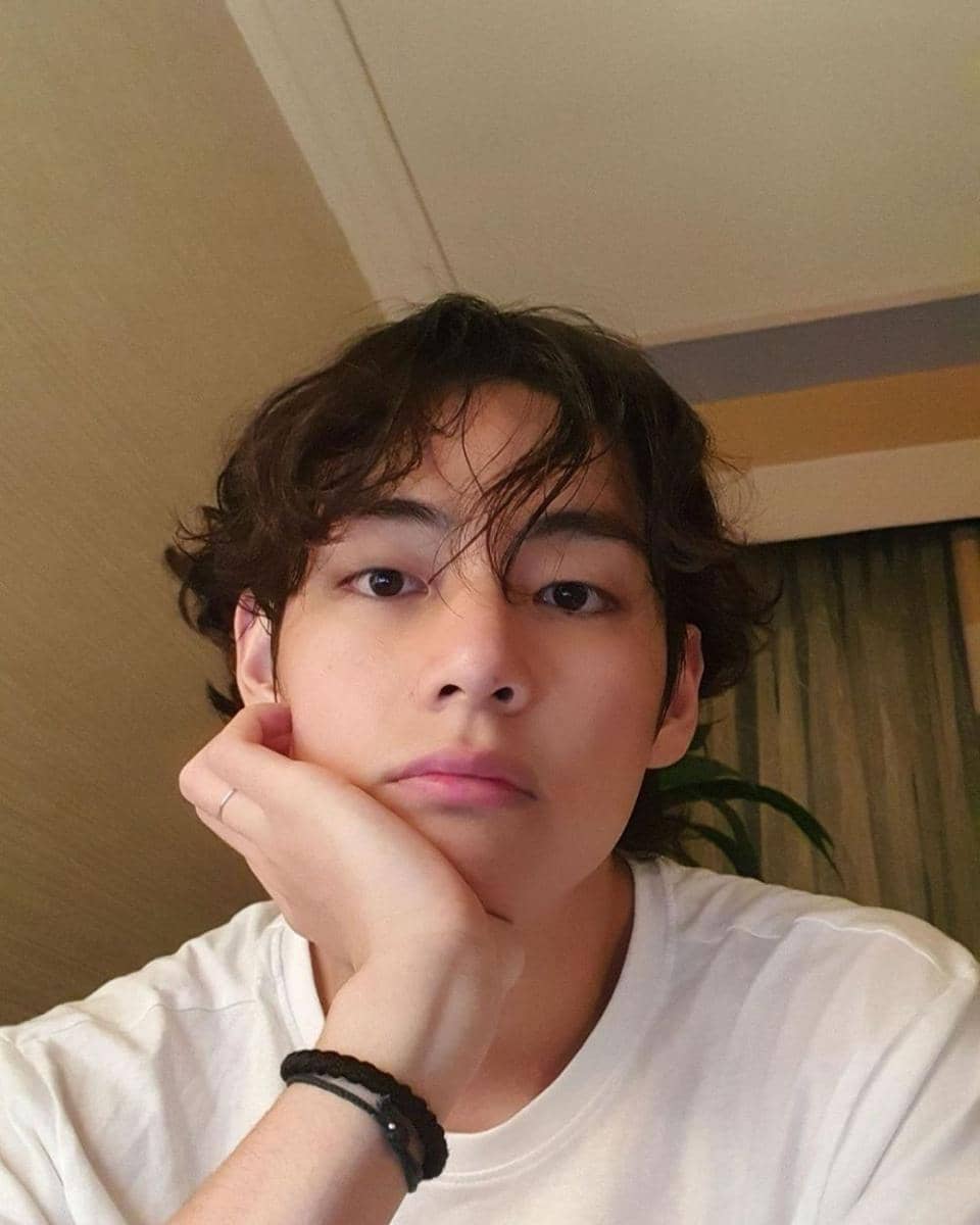 9 Potret V BTS Tanpa Makeup, Pesonanya Bikin Mabuk Kepayang!