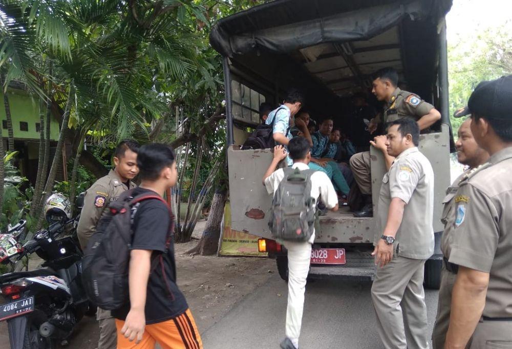 Bolos Sekolah, 26 Pelajar Diciduk Satpol PP Lamongan di Warung Kopi