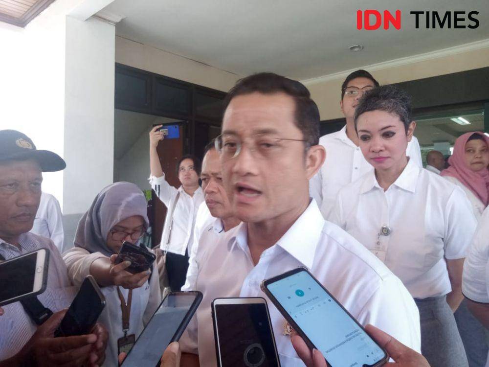 Menteri Sosial RI, Juliari P Batubara usai menghadiri acara di B2K3K4, Kementerian Sosial RI di Desa Ngestiharjo, Kecamatan Kasihan, Kabupaten Bantul, Kamis (23/1). IDN Times/Daruwaskita