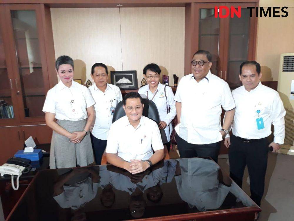 Menteri Sosial RI, Juliari P. Batubara usai menghadiri acara di BBP3KS, Kementerian Sosial RI di Desa Ngestiharjo, Kecamatan Kasihan, Kabupaten Bantul, Kamis (23/1)