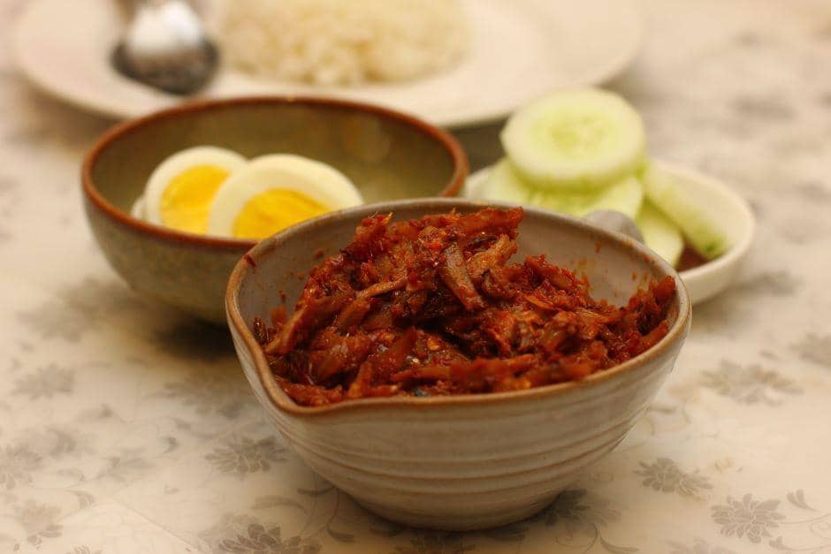 Resep Mudah Bikin Sambal Ikan Bilis, Pedasnya Nendang!