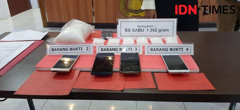 Barang bukti 1,3 kg sabu-sabu bersama barang bukti lainnya milik HS, RJ, AMS, DP dan IY. (IDN Times/Surya Aditya)
