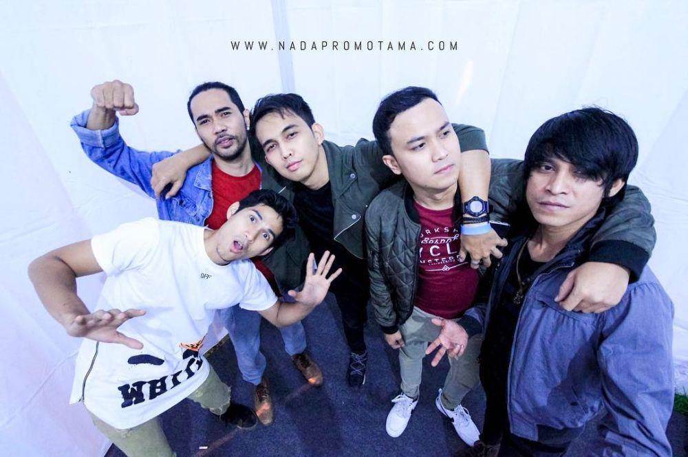 11 Potret Perjalanan Karier Naga bersama LYLA Band yang Bikin Kangen