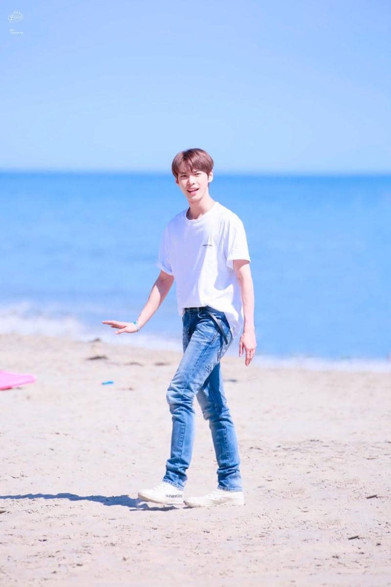 12 Potret Menawan Doyoung NCT dengan Brown Hair