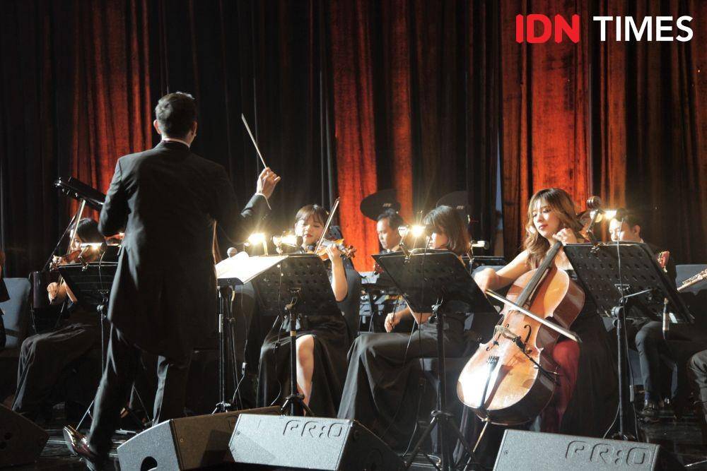 Stradivari Orchestra bermain mengiringi penyanyi dalam acara "The Beauty of China" di Ballroom The Westin Surabaya. IDN Times/Naufal Al Rahman