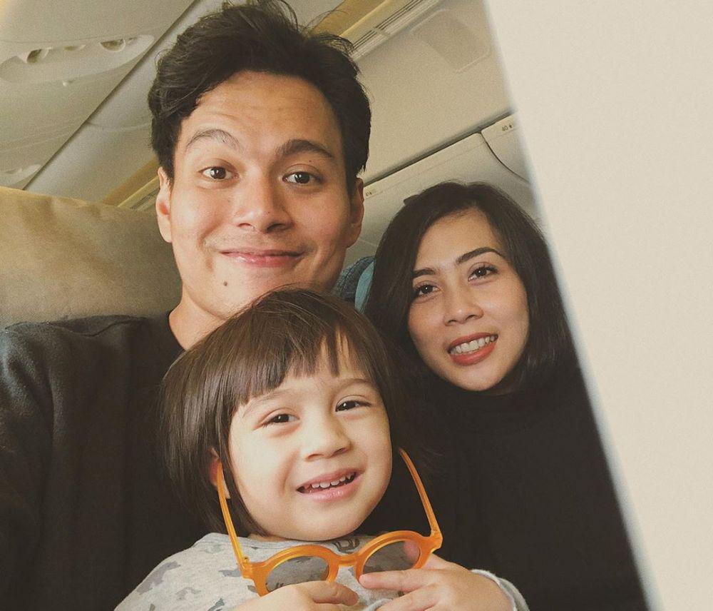 Anniversary, 10 Potret Hangat Keluaga Kecil Rendy Pandugo dan Istri