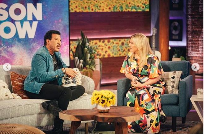 9 Potret Keceriaan Kelly Clarkson dalam The Kelly Clarkson Show