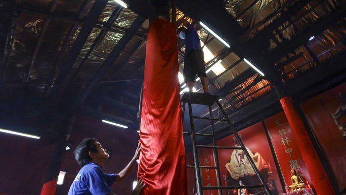 (Petugas di Vihara Petak 9 tengah menyiapkan perayaan Imlek) ANTARA FOTO/Muhammad Adimaja