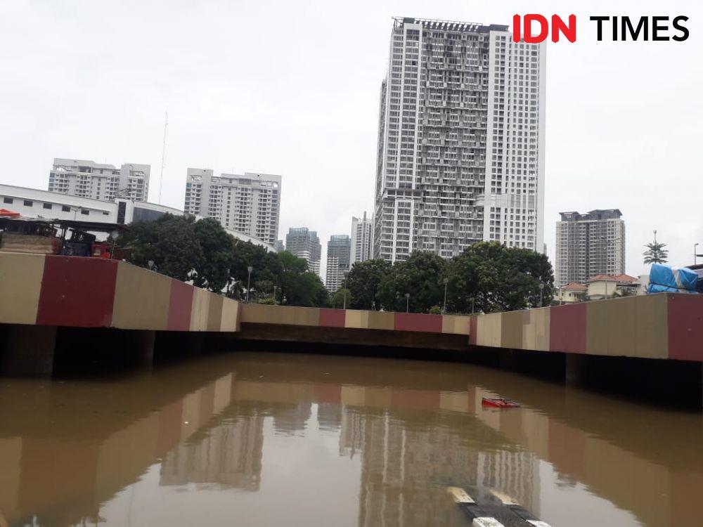 Banjir underpass kemayoran masih 3 meter, petugas berjibaku sedot