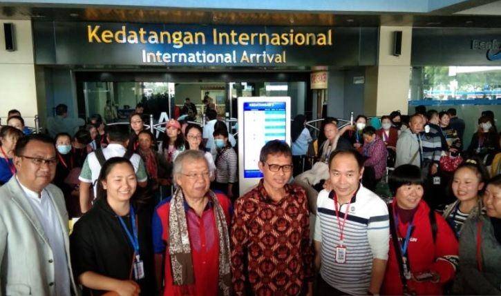 Gubernur Sumbar Irwan Prayitno menyambut kedatangan wisatawan asal Kunming, Tiongkok, di Bandara Internasional Minangkabau pada Minggu (26/1) (ANTARA/Iggoy El Fitra)
