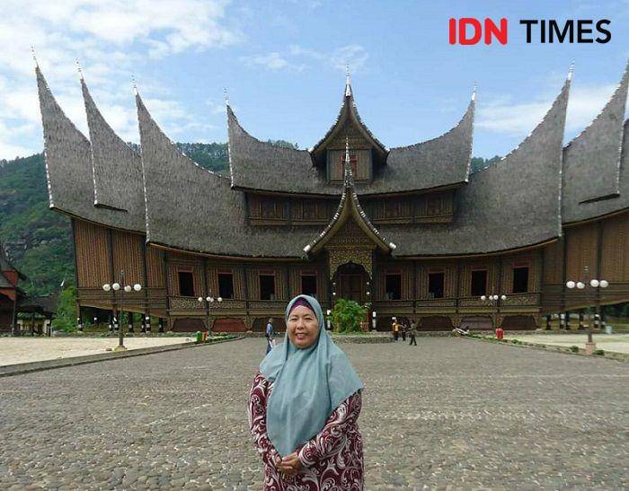 Wisatawan domestik berfoto di depan Istana Basa Pagaruyung, Sumatera Barat (IDN Times/Dwifantya Aquina)