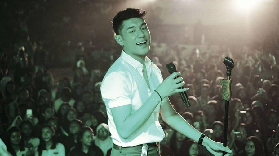 10 Potret Keren Jaz Hayat Saat Manggung, Bikin Gagal Fokus!