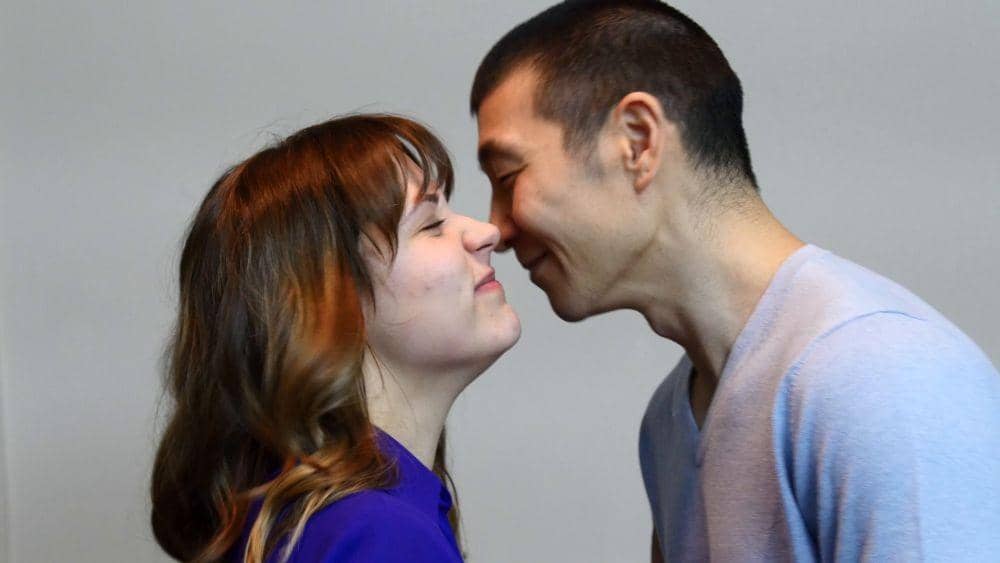 7 Fakta Eskimo Kiss yang Jarang Orang Ketahui, Ternyata Bukan Ciuman!