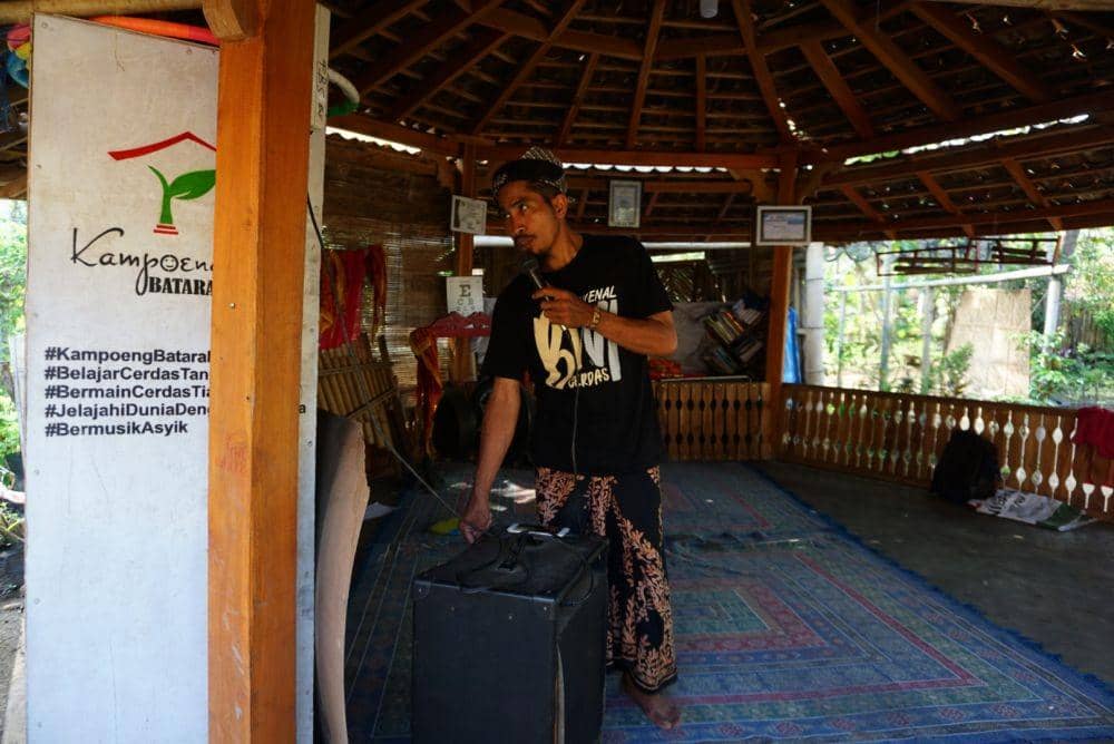 Widie Nurmahmudy, Founder Kampoeng Batara saat mengumumkan waktu belajar kepada masyarakat. IDN Times/Mohamad Ulil Albab