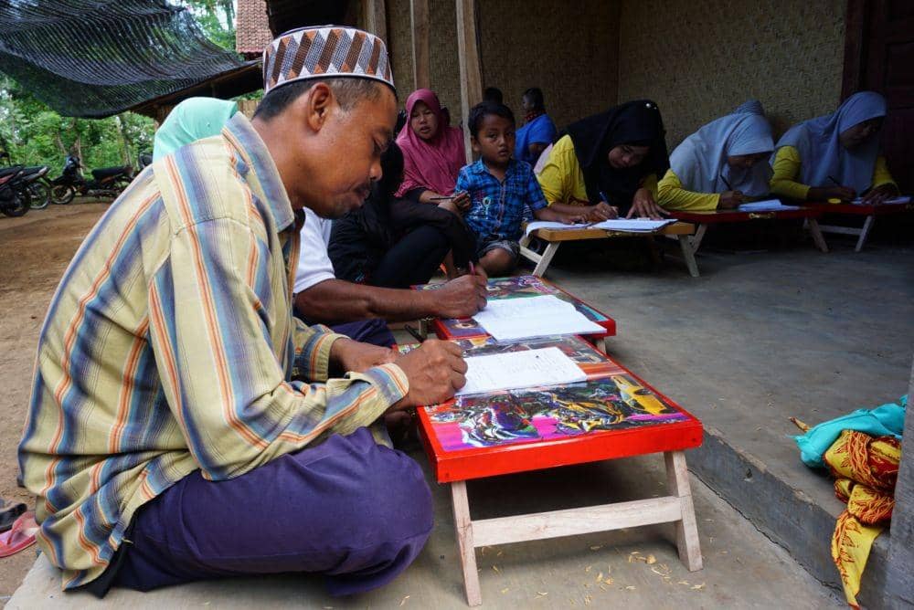 Warga tampak semangat mengikuti pelajaran pendidikan kejar paket di Kampoeng Batara. IDN Times/Mohamad Ulil Albab