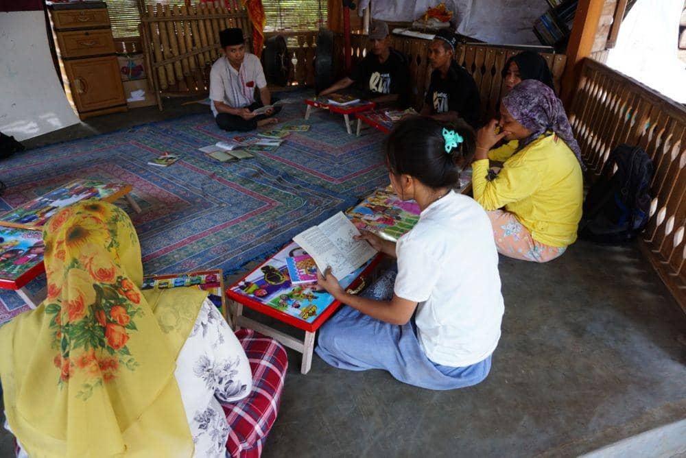 Kegiatan belajar kejar paket berlangsung setiap sore di hari Minggu. IDN Times/Mohamad Ulil Albab