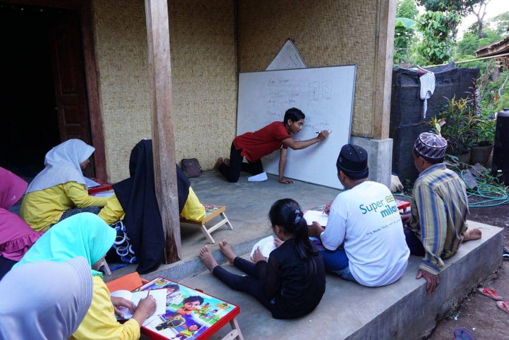 Warga Papring saat mengikuti aktivitas belajar kejar paket. IDN Times/Mohamad Ulil Albab
