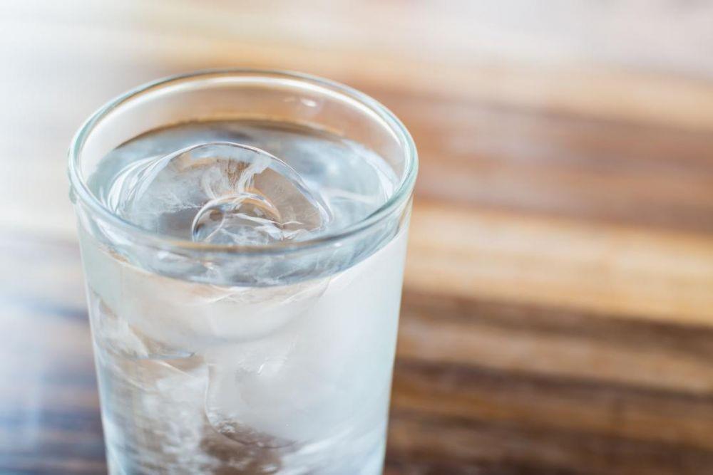Ketahui 7 Manfaat dan Risiko Kesehatan Minum Air Dingin