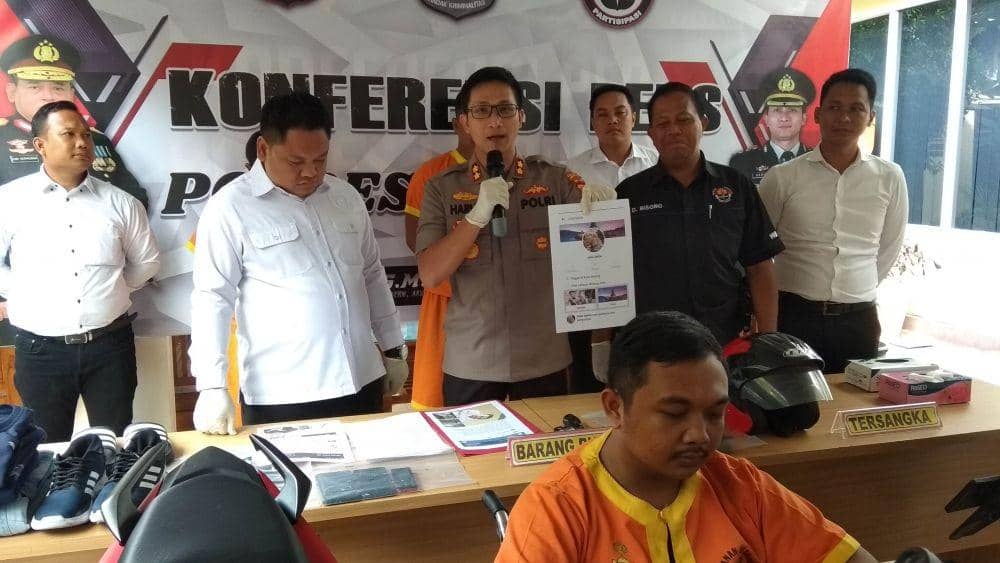 Kapolres Lamongan AKBP Harun menunjukkan akun Facebook milik tersangka. IDN Times/Imron