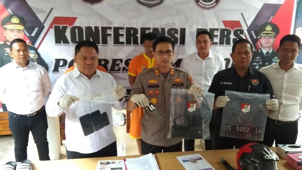 Kapolres Lamongan AKBP Harun saat menunjukkan barang bukti. IDN Times/Imron