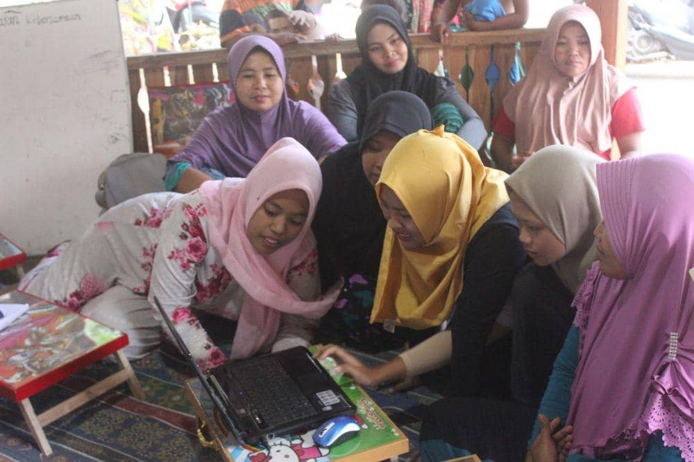 Warga Papring saat belajar mengoperasikan komputer agar bisa mengikuti ujian berbasis komputer. IDN Times/Mohamad Ulil Albab