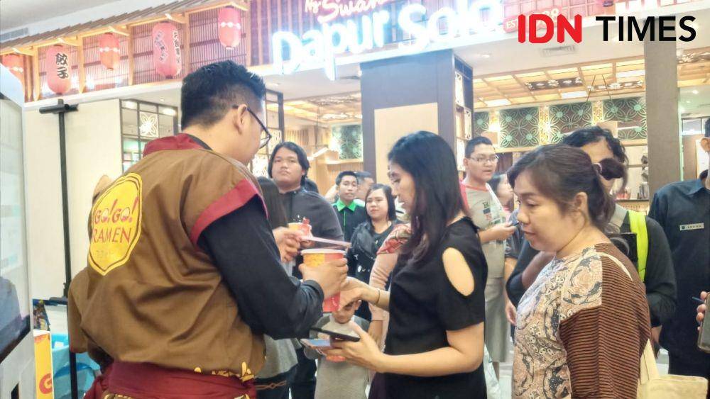 Membagikan 100 mangkuk gratis kepada para customer Go Go Ramen di Transpark Bintaro Mall, Tangerang Selatan. IDN Times/Dhiya