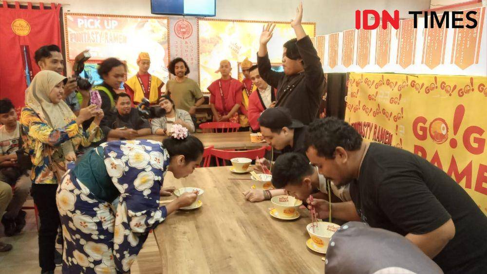 Lomba Slurping di Grand Opening Go Go Ramen Transpark Bintaro Mall, Tangerang Selatan. IDN Times/Dhiya