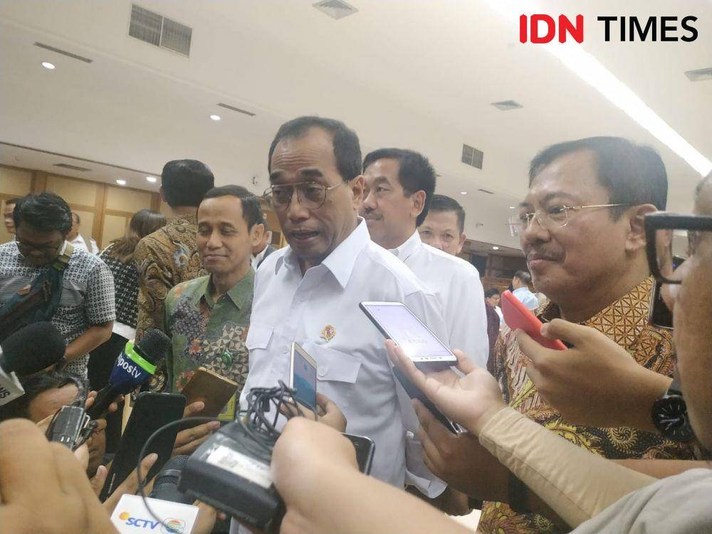 Menteri Perhubungan Budi Karya Sumadi memberi keterangan pers terkait virus corona (IDN Times/Auriga Agustina)