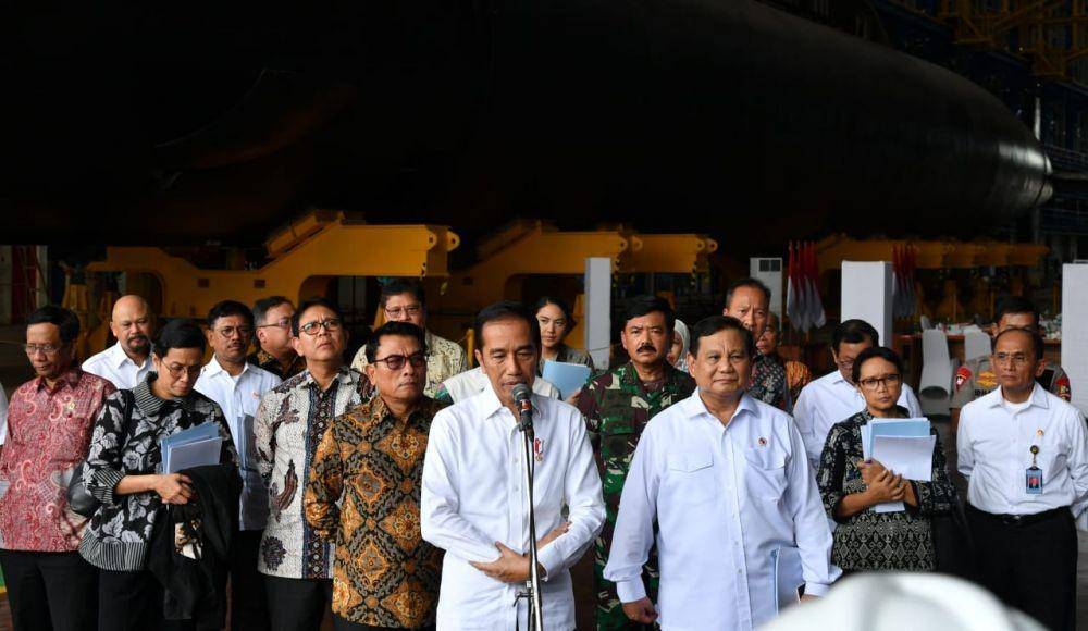 Presiden Jokowi saat tinjau kapal selam Alugoro di PT PAL Indonesia, Senin (27/1). (Humas PT PAL).