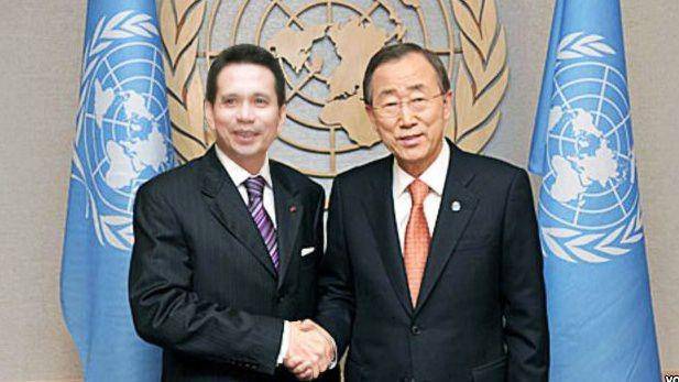 Salah satu gambar berisi pria diduga Mr. Dony Pedro yang berjabat tangan dengan sekjend PBB Ban Ki Moon dalam website milik King Of The King (Sumber: programimdkarawang.com)