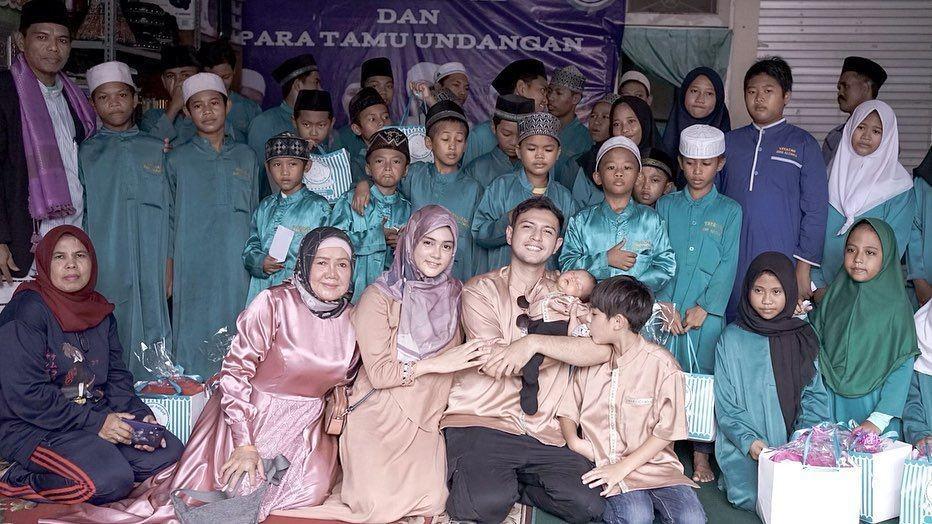 Undang Anak Yatim, 9 Momen Aqiqah Putra Rifky Balweel dan Biby Alraen