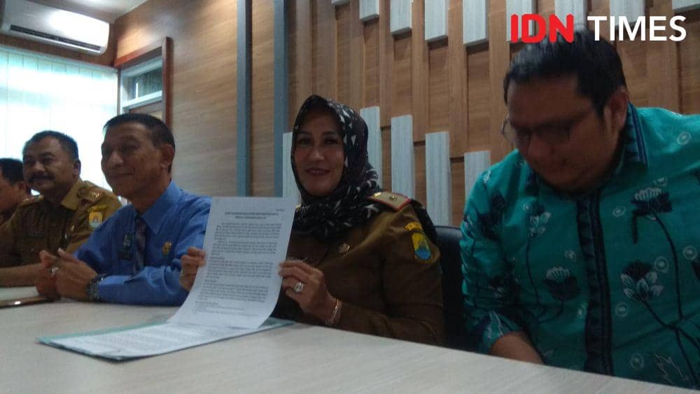 Kepala Dinas Kesehatan Kabupaten Cirebon, Ennie Suhaeni menunjukkan surat edaran waspada wabah virus Corona. (IDN Times/Wildan Ibnu)