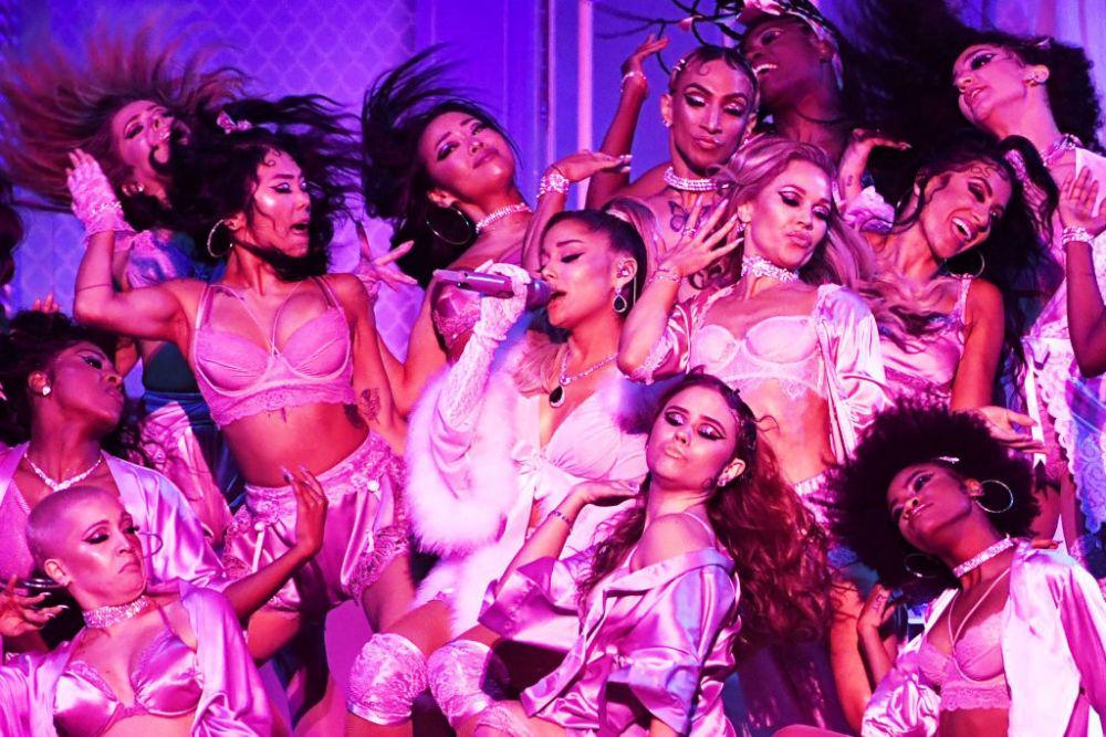 10 Potret Aksi Panggung Ariana Grande Saat Tampil di Grammy's 2020!