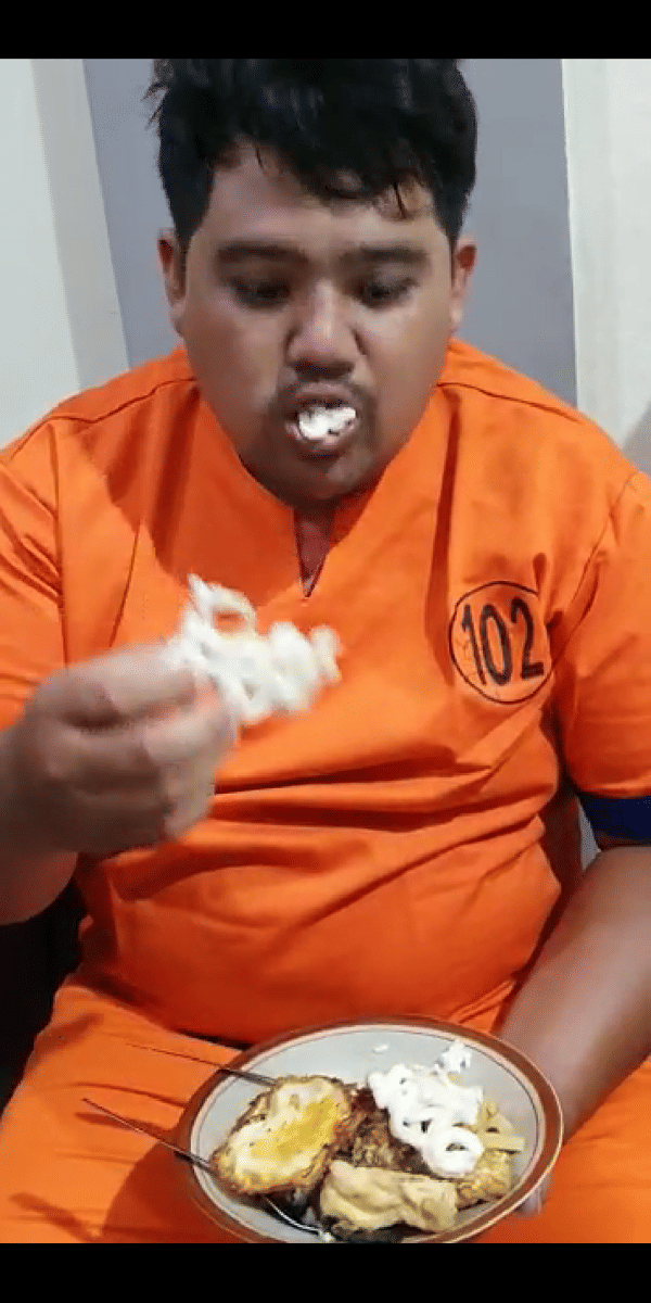 Pelaku tampak lahap makan. IDN Times/Istimewa