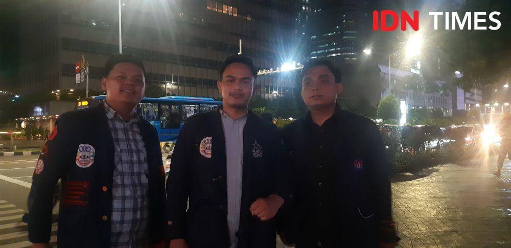 Presiden BEM Univeristas Triskati, Dinno Ardiansyah dan sejumlah rekannya melakukan aksi peringatin100 Hari Jokowi-Ma'ruf (IDN Times/Margith Juita Damanik)